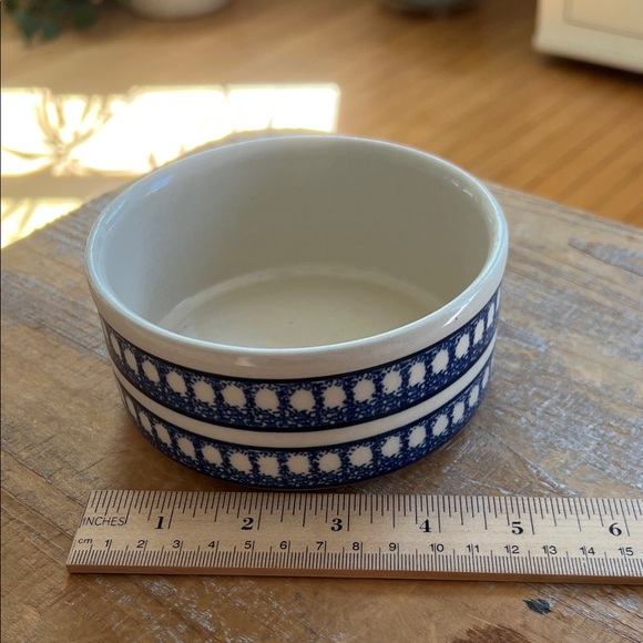 Elegant Blue and White Ceramic Bowl - Picture 1 of 4